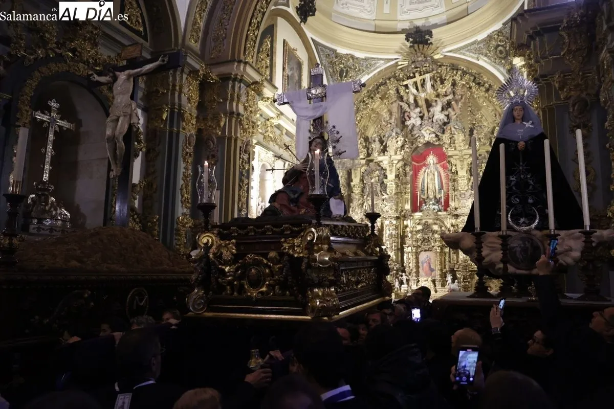 La lluvia impide que la Santísima Virgen de los Dolores salga en procesión por Salamanca | FOTOS: David Sañudo 