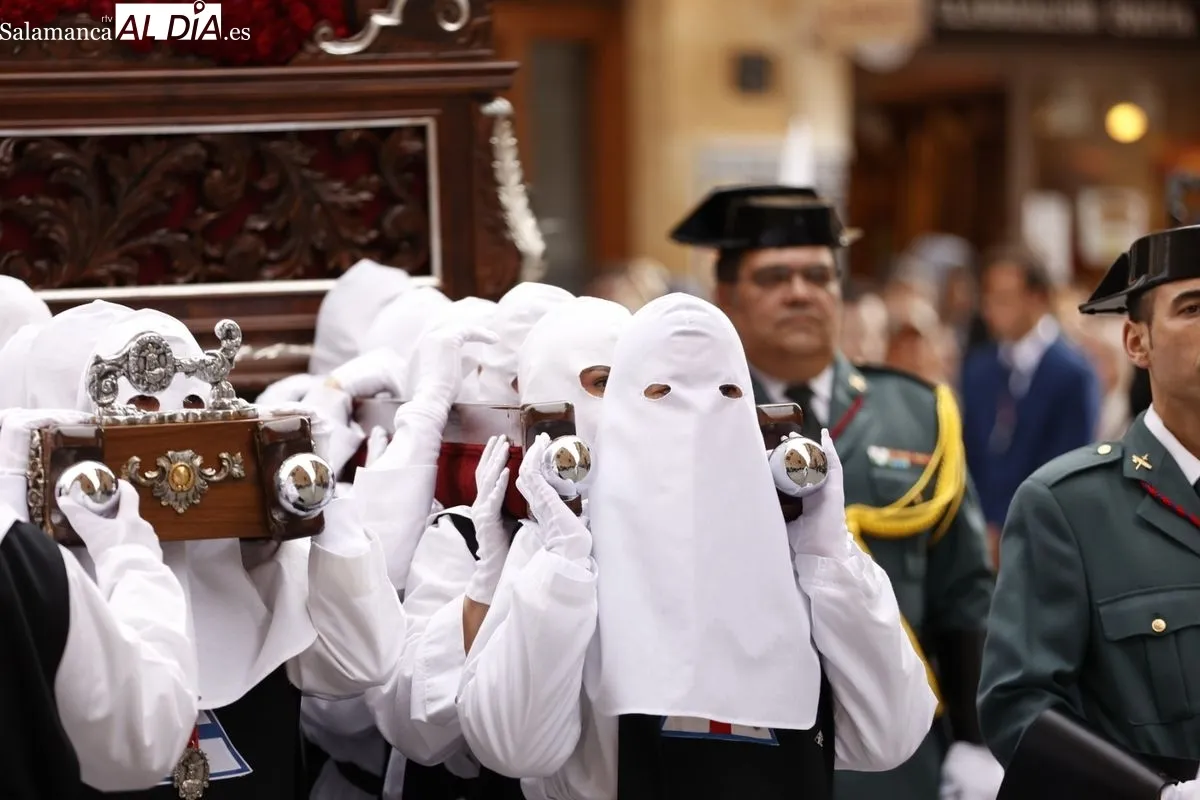 Nuestro Padre Jesús del Vía Crucis procesiona llevando la fe a los hospitalizados de Salamanca | FOTOS: David Sañudo 