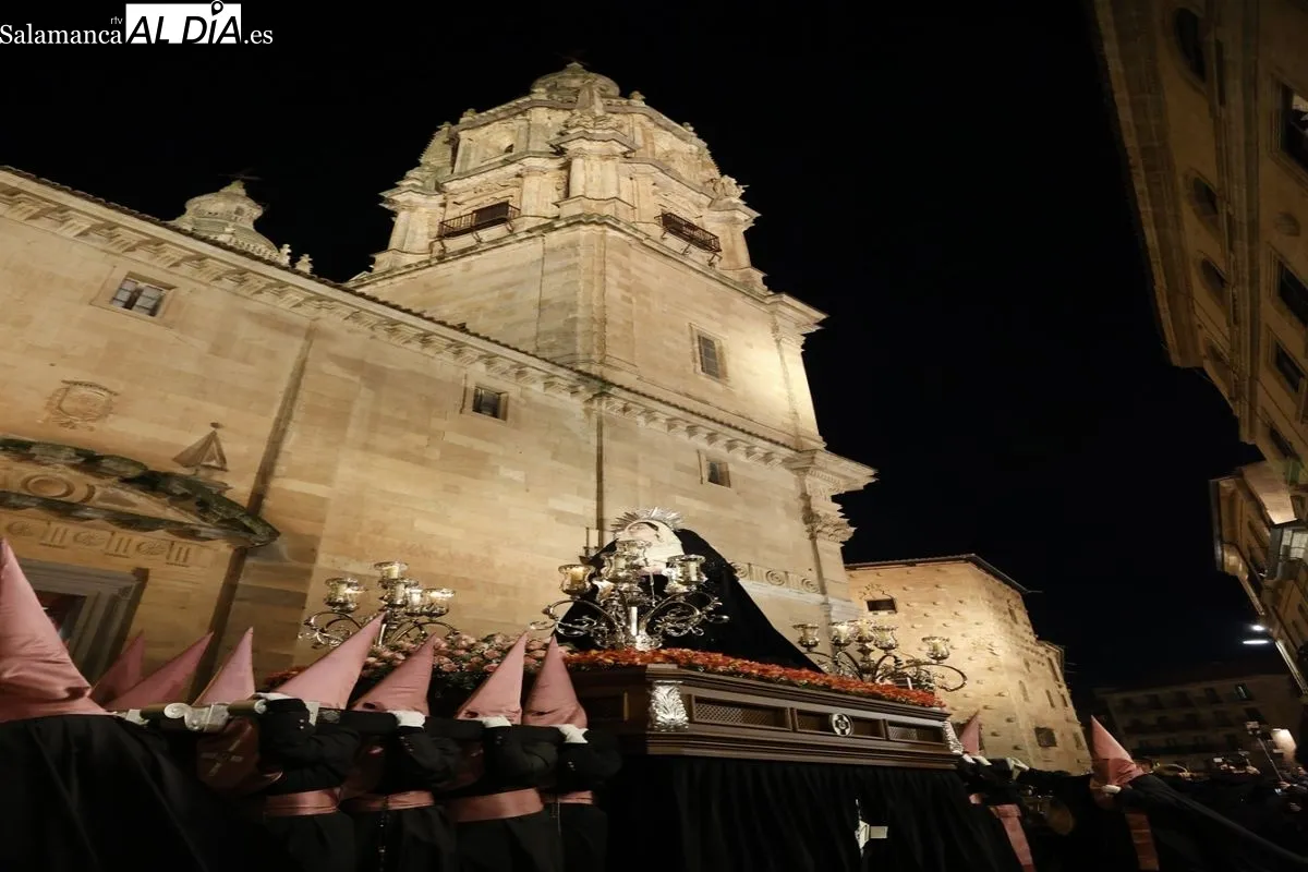 Emoción y sentimiento al paso de Jesús Flagelado y Nuestra Señora de las Lágrimas por el centro de Salamanca | FOTOS: David Sañudo 