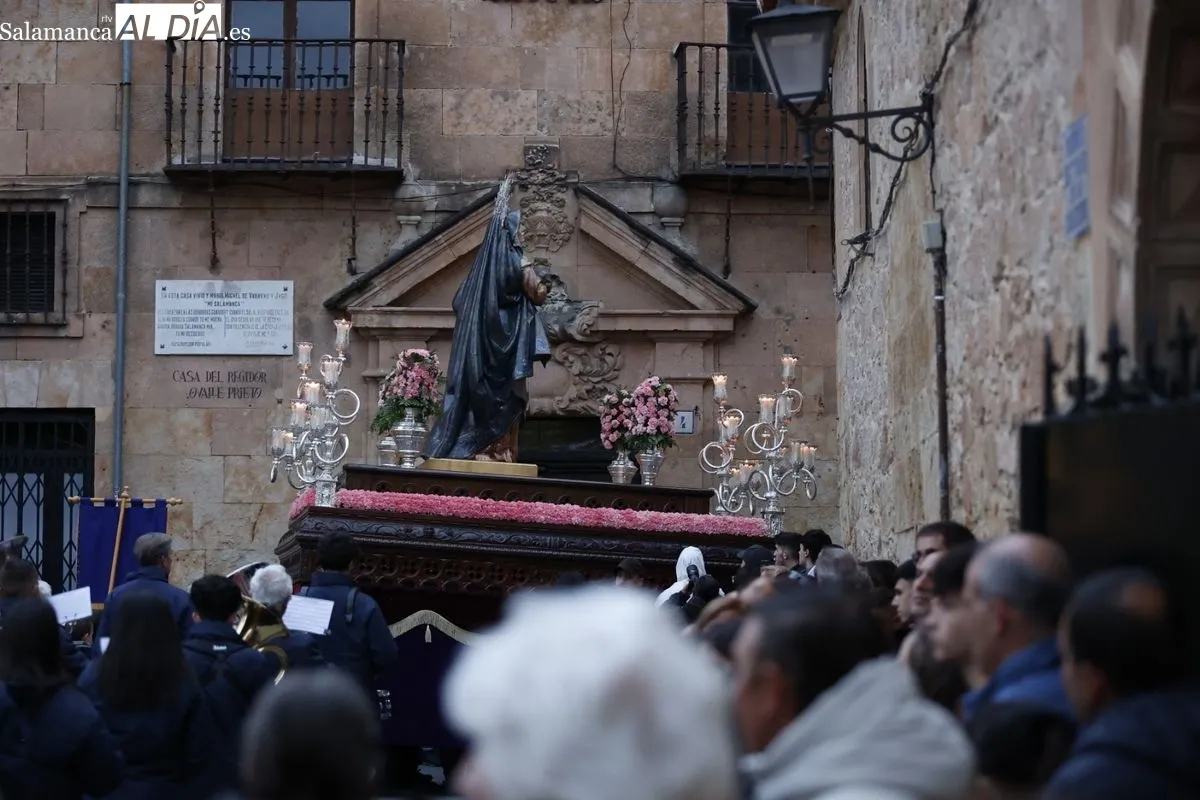 Ferviente e ilusionante procesión de la Seráfica Hermandad por el centro de Salamanca | FOTOS: David Sañudo 