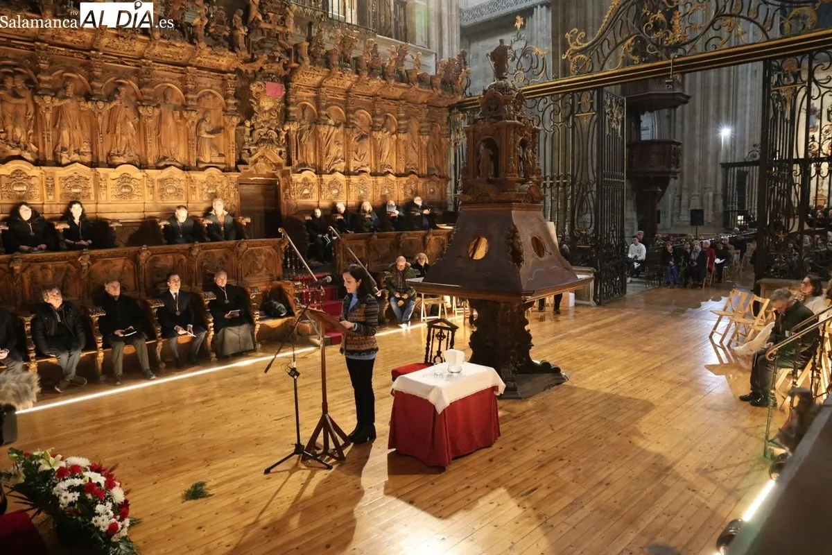 Emotivo acto del Poeta ante la Cruz de la Real Cofradía Penitencial de Cristo Yacente | FOTOS: David Sañudo 