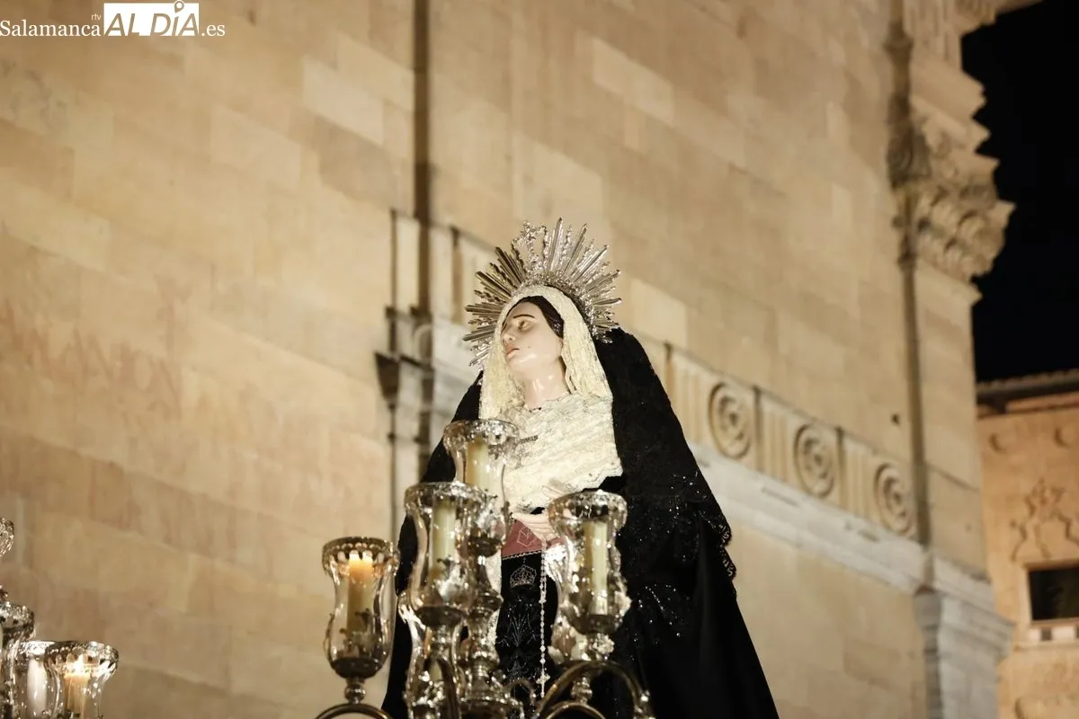Emoción y sentimiento al paso de Jesús Flagelado y Nuestra Señora de las Lágrimas por el centro de Salamanca | FOTOS: David Sañudo 