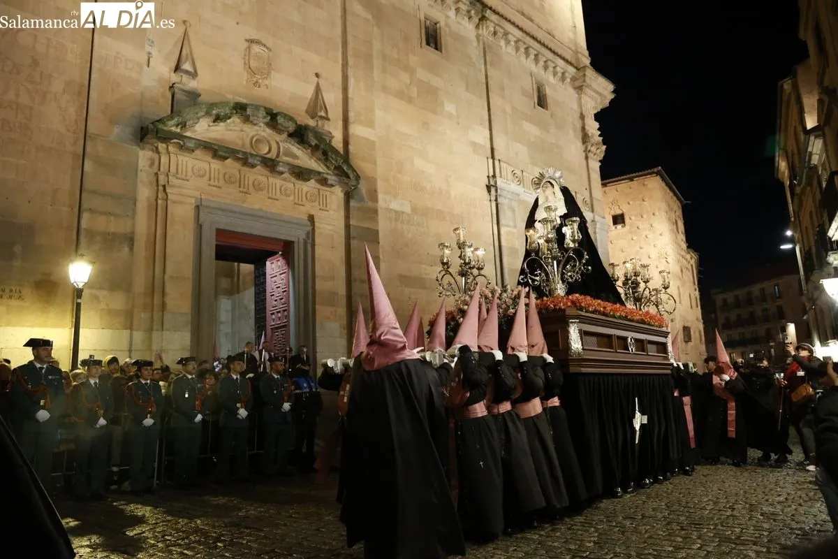 Emoción y sentimiento al paso de Jesús Flagelado y Nuestra Señora de las Lágrimas por el centro de Salamanca | FOTOS: David Sañudo 