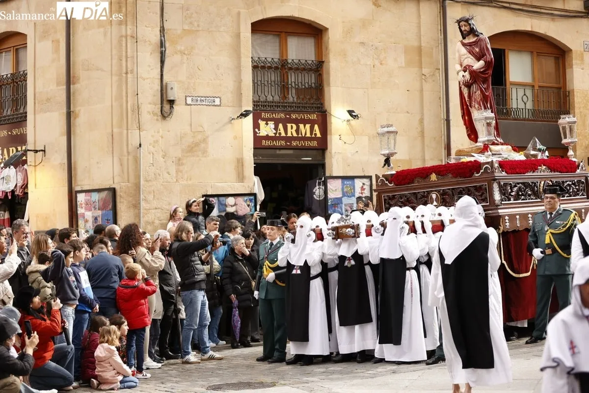 Nuestro Padre Jesús del Vía Crucis procesiona llevando la fe a los hospitalizados de Salamanca | FOTOS: David Sañudo 