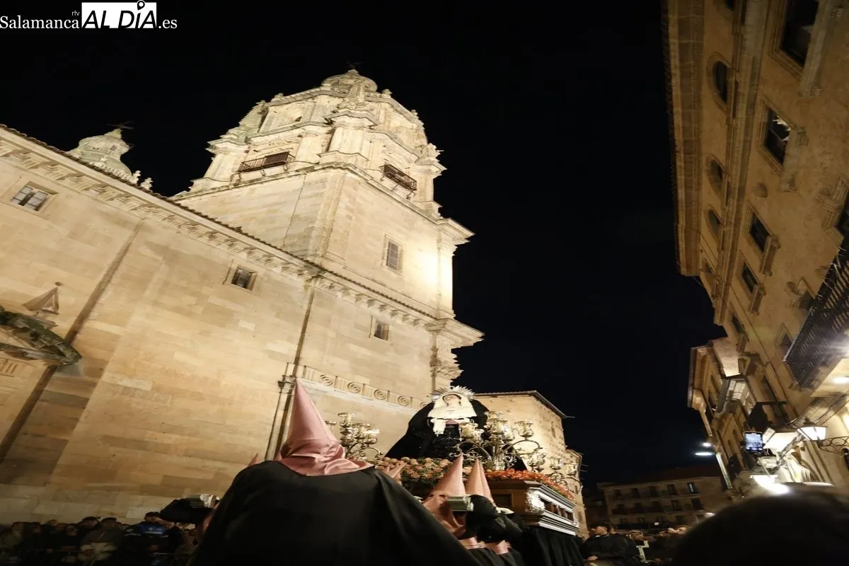 Emoción y sentimiento al paso de Jesús Flagelado y Nuestra Señora de las Lágrimas por el centro de Salamanca | FOTOS: David Sañudo 