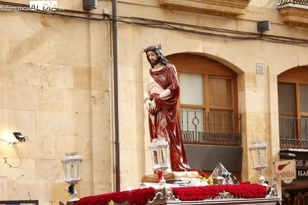 Nuestro Padre Jesús del Vía Crucis procesiona llevando la fe a los hospitalizados de Salamanca | FOTOS: David Sañudo 