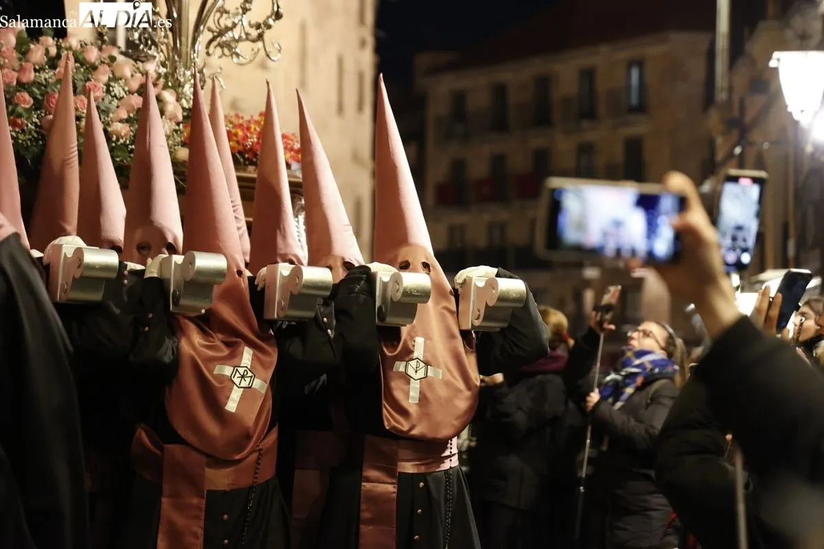 Emoción y sentimiento al paso de Jesús Flagelado y Nuestra Señora de las Lágrimas por el centro de Salamanca | FOTOS: David Sañudo 