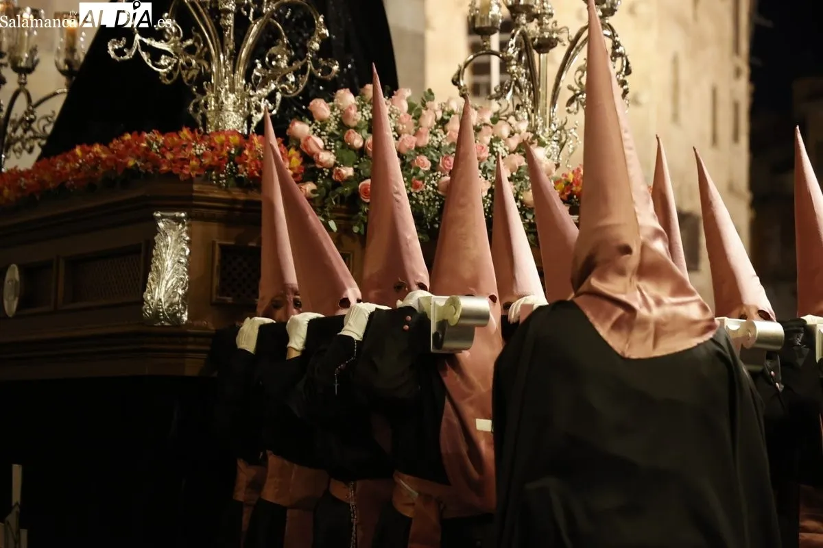 Emoción y sentimiento al paso de Jesús Flagelado y Nuestra Señora de las Lágrimas por el centro de Salamanca | FOTOS: David Sañudo 