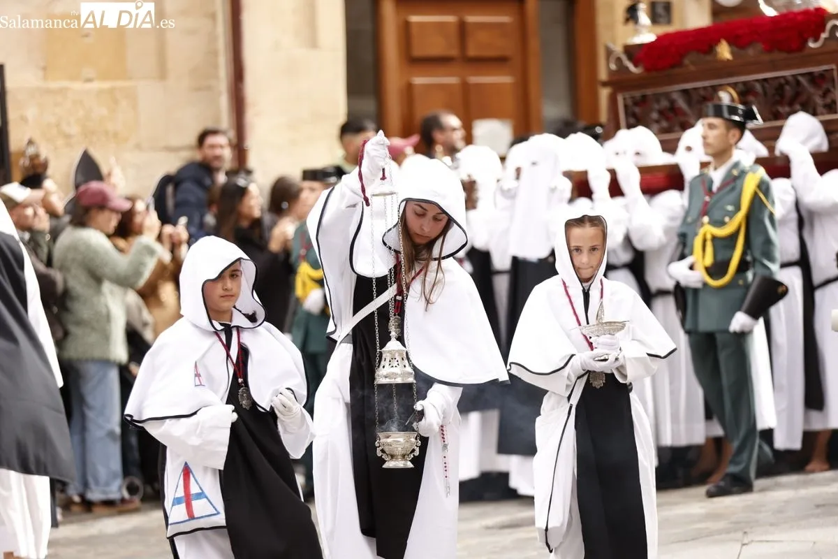 Nuestro Padre Jesús del Vía Crucis procesiona llevando la fe a los hospitalizados de Salamanca | FOTOS: David Sañudo 