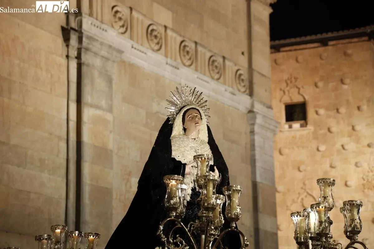 Emoción y sentimiento al paso de Jesús Flagelado y Nuestra Señora de las Lágrimas por el centro de Salamanca | FOTOS: David Sañudo 