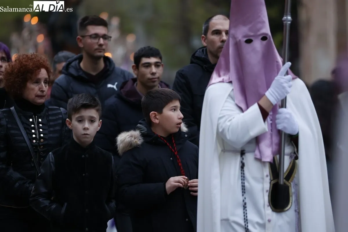 Ferviente e ilusionante procesión de la Seráfica Hermandad por el centro de Salamanca | FOTOS: David Sañudo 