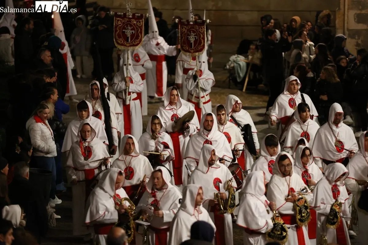 El Cristo Yacente procesiona por Salamanca celebrando el V Centenario de la imagen de la Agonía Redentora | FOTOS: David Sañudo 