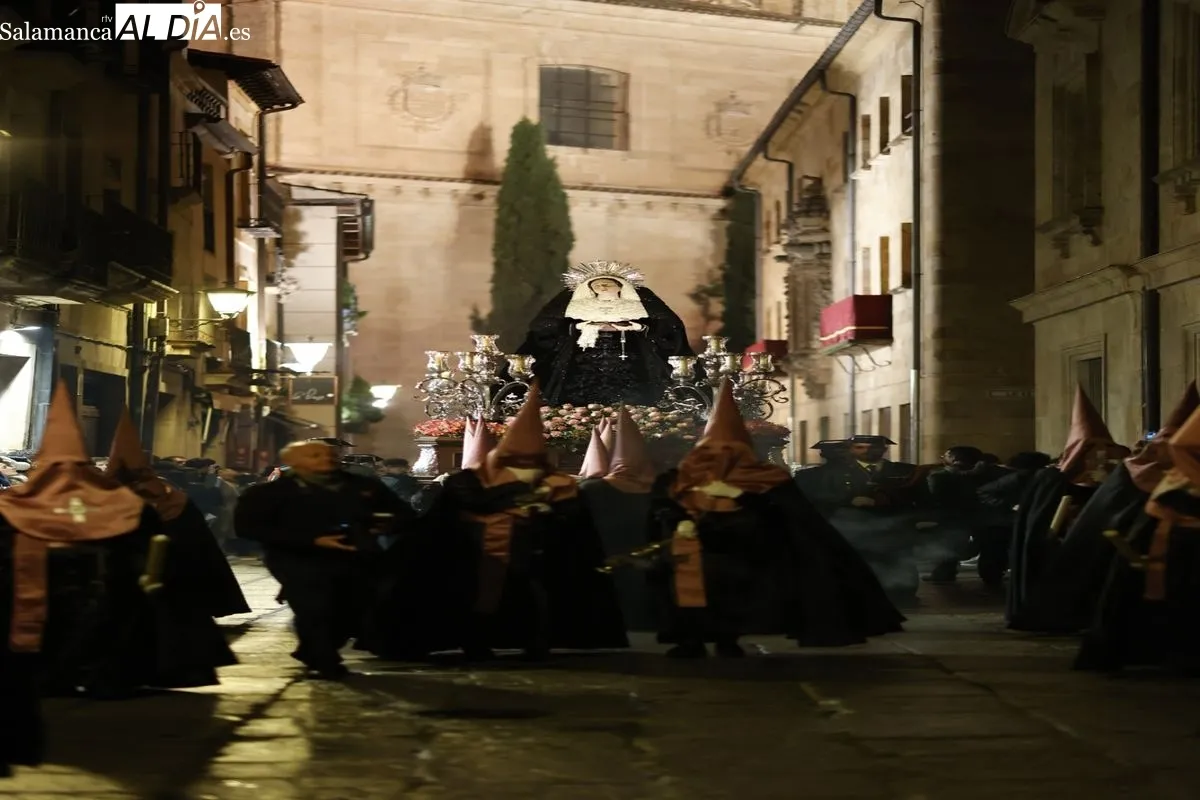 Emoción y sentimiento al paso de Jesús Flagelado y Nuestra Señora de las Lágrimas por el centro de Salamanca | FOTOS: David Sañudo 