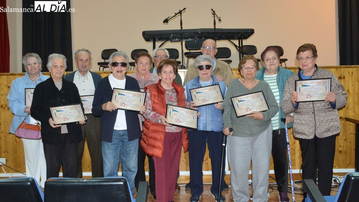 Reconocimiento de la asociación de Mayores de Lumbrales a sus socios durante 25 años
