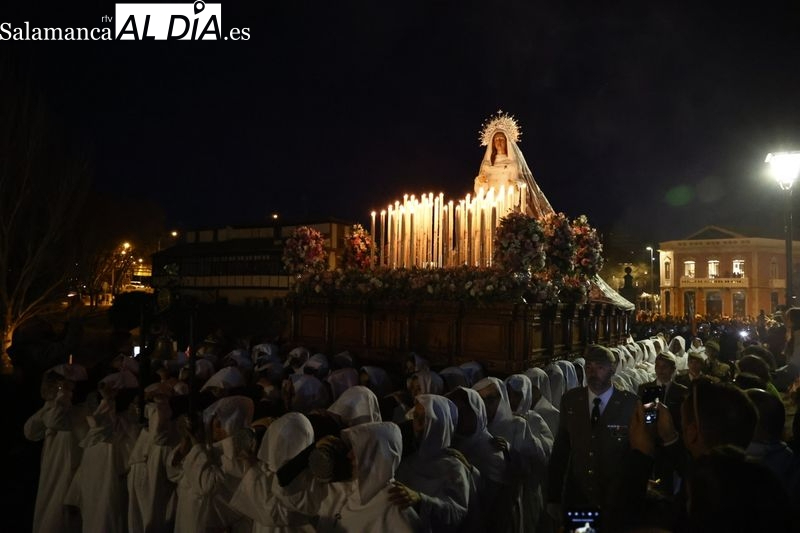 Mujeres cofrades en la Semana Santa de Salamanca 