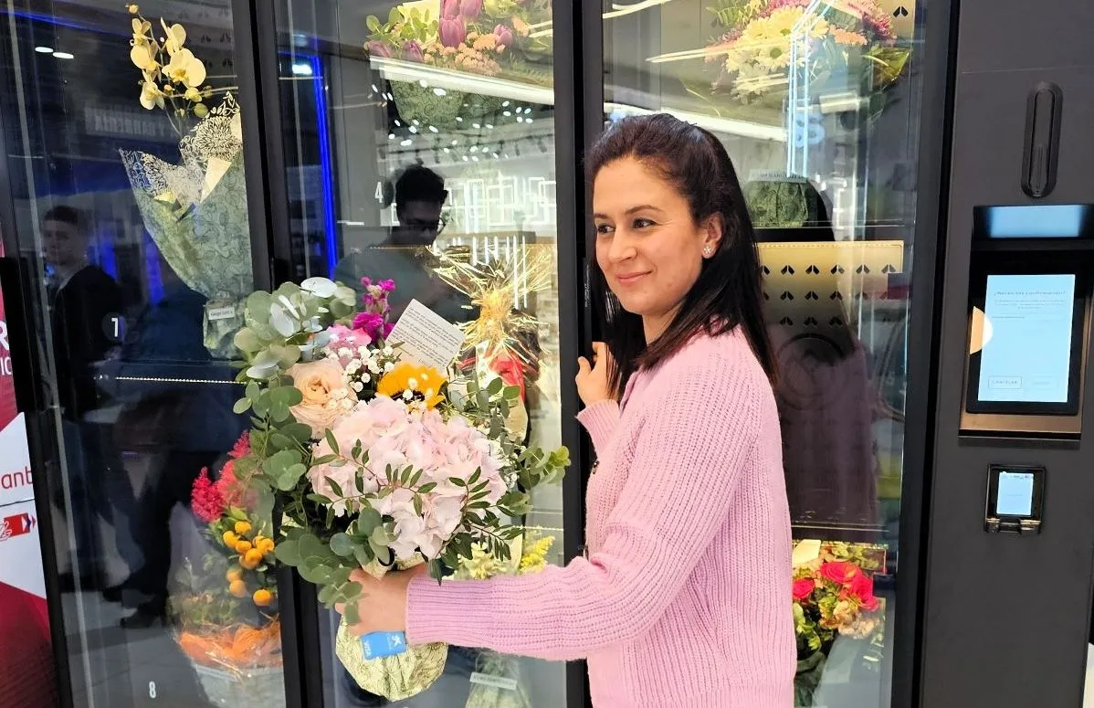 Máquina expendedora de ramos de flores frescas en el CC El Tormes