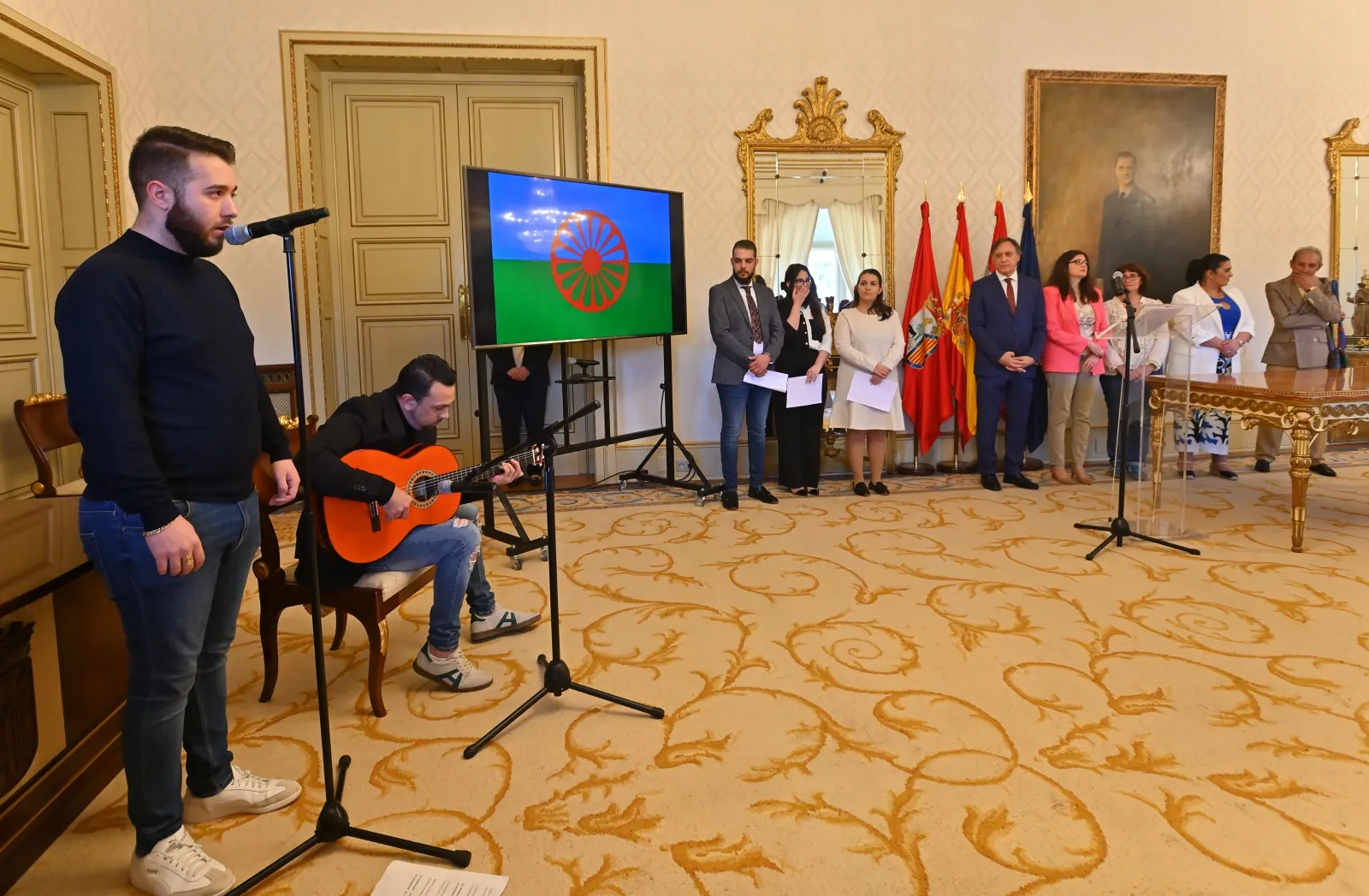 Foto 3 - El pueblo gitano de Salamanca celebra en el Ayuntamiento su d&iacute;a internacional