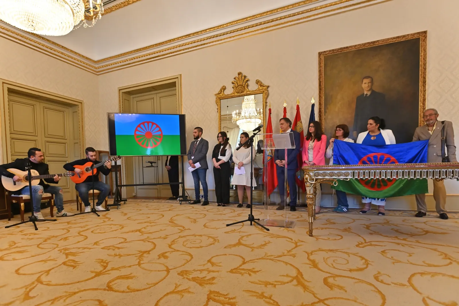 Foto 6 - El pueblo gitano de Salamanca celebra en el Ayuntamiento su d&iacute;a internacional