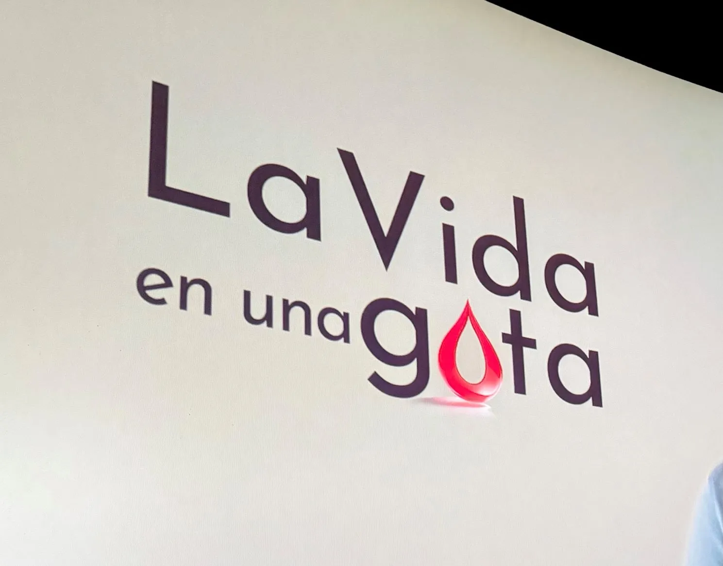 El Tormes ha acogido la proyección de un documental 'La vida en una gota', sobre la importancia del cribado neonatal