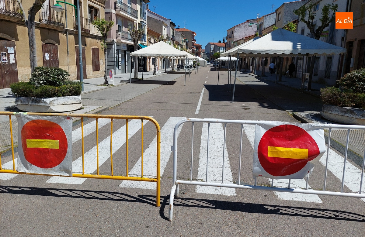 Cortada al tráfico de vehículos la calle Lorenza Iglesias con motivo de la Feria del Libro