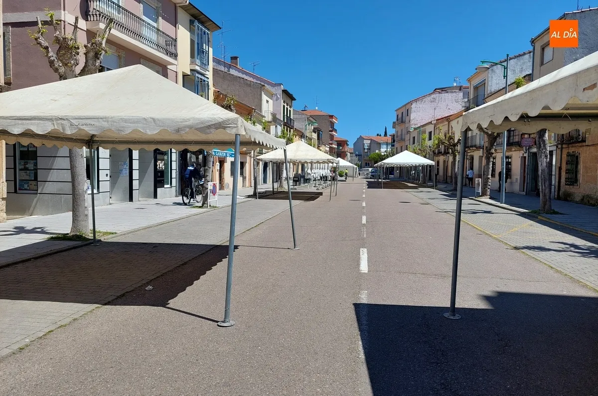 Foto 2 - Cortada al tr&aacute;fico de veh&iacute;culos la calle Lorenza Iglesias con motivo de la Feria del Libro