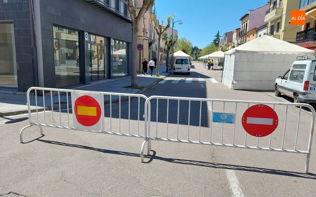 Foto 4 - Cortada al tr&aacute;fico de veh&iacute;culos la calle Lorenza Iglesias con motivo de la Feria del Libro