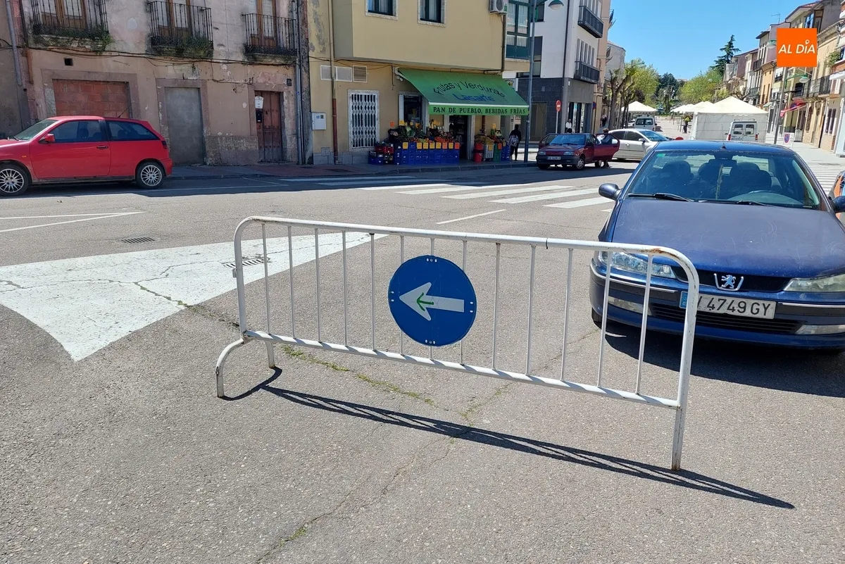 Foto 5 - Cortada al tr&aacute;fico de veh&iacute;culos la calle Lorenza Iglesias con motivo de la Feria del Libro