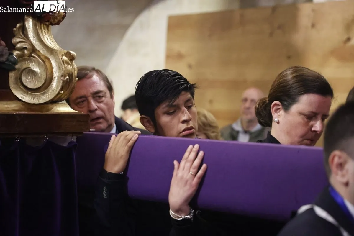 La lluvia impide que la Santísima Virgen de los Dolores salga en procesión por Salamanca | FOTOS: David Sañudo 