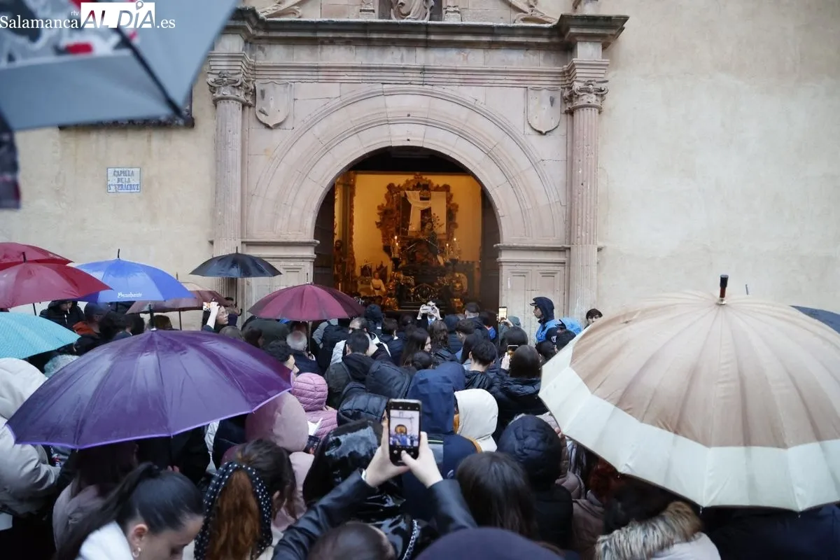 La lluvia impide que la Santísima Virgen de los Dolores salga en procesión por Salamanca | FOTOS: David Sañudo 
