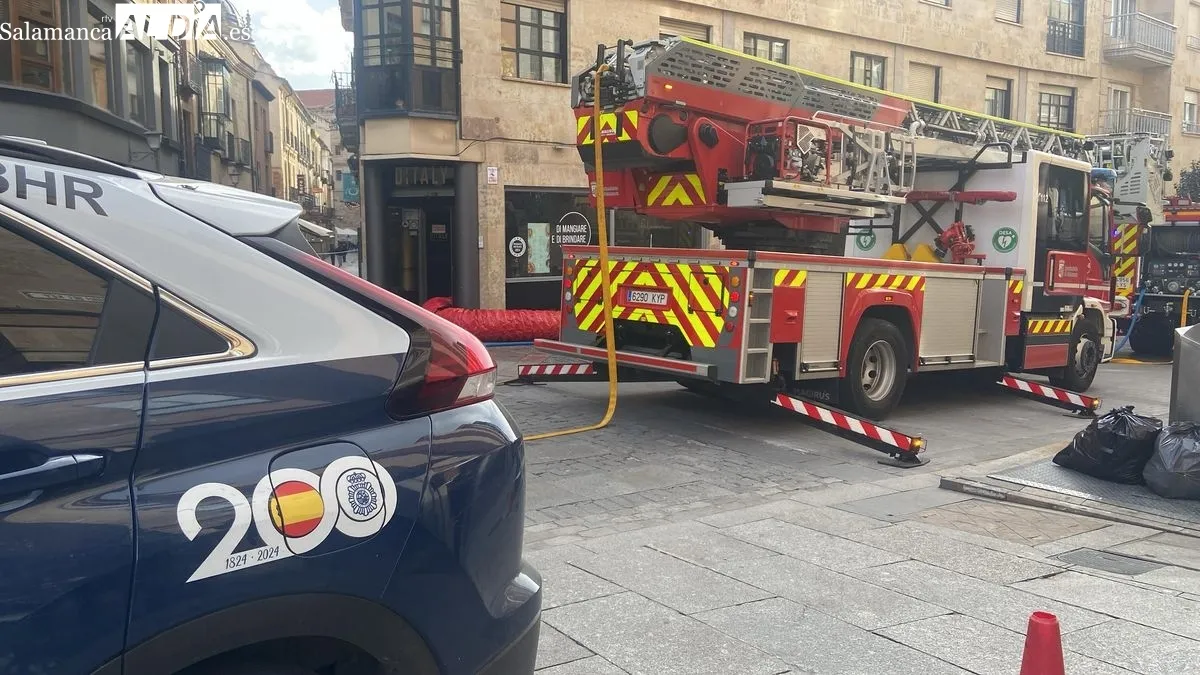 Imágenes de la calle Juan Rey, donde bomberos y policías se han movilizado por el humo procedente de un edificio. Fotos: David Sañudo y Vanesa Martins
