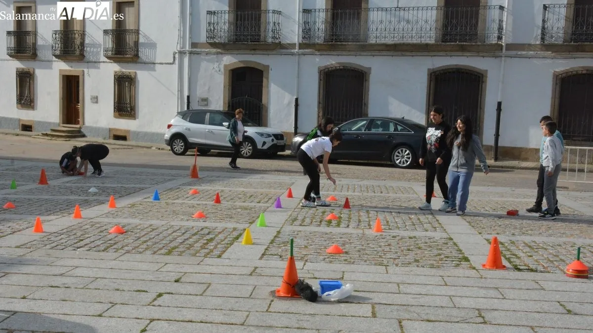 Foto 11 - Los escolares de Lumbrales celebran el 'D&iacute;a de la educaci&oacute;n f&iacute;sica en la calle' con juegos inclusivos y un desayuno saludable