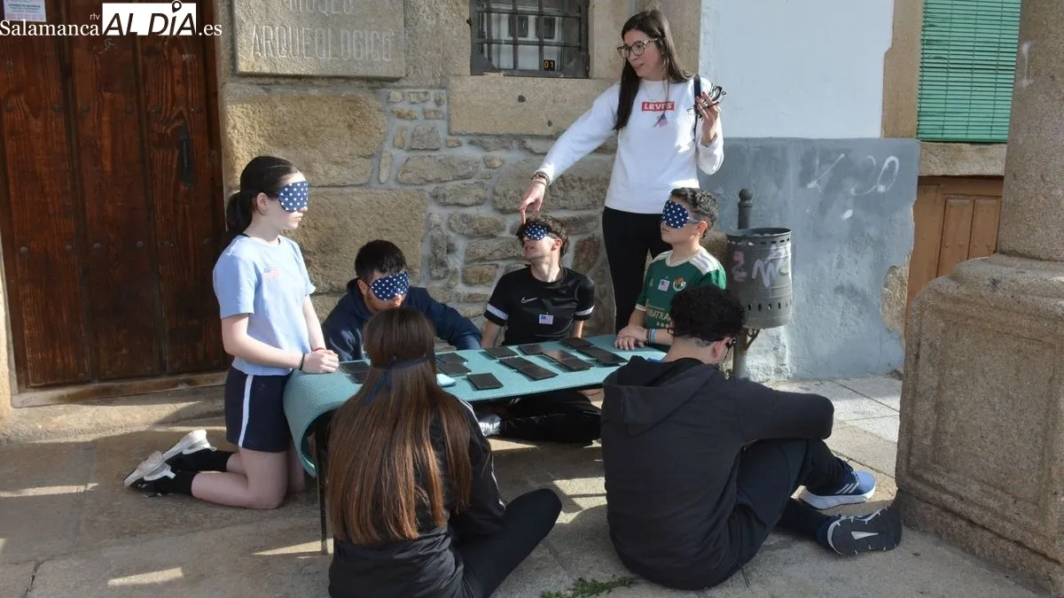 Foto 10 - Los escolares de Lumbrales celebran el 'D&iacute;a de la educaci&oacute;n f&iacute;sica en la calle' con juegos inclusivos y un desayuno saludable
