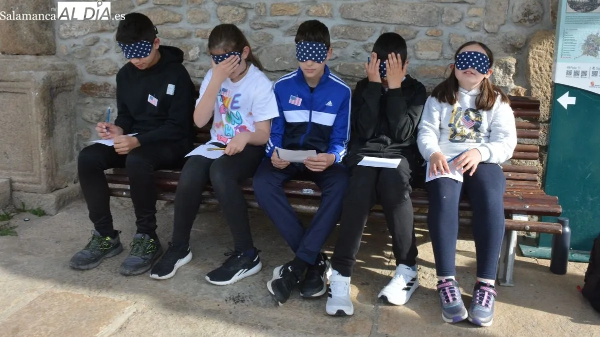 Foto 9 - Los escolares de Lumbrales celebran el 'D&iacute;a de la educaci&oacute;n f&iacute;sica en la calle' con juegos inclusivos y un desayuno saludable