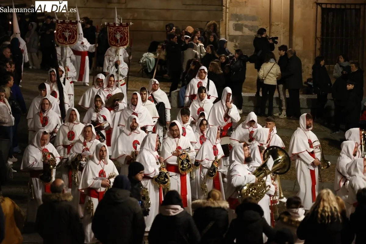 El Cristo Yacente procesiona por Salamanca celebrando el V Centenario de la imagen de la Agonía Redentora | FOTOS: David Sañudo 