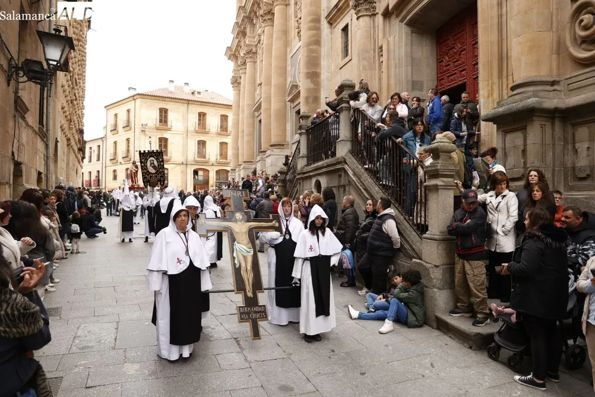 Nuestro Padre Jesús del Vía Crucis procesiona llevando la fe a los hospitalizados de Salamanca | FOTOS: David Sañudo 