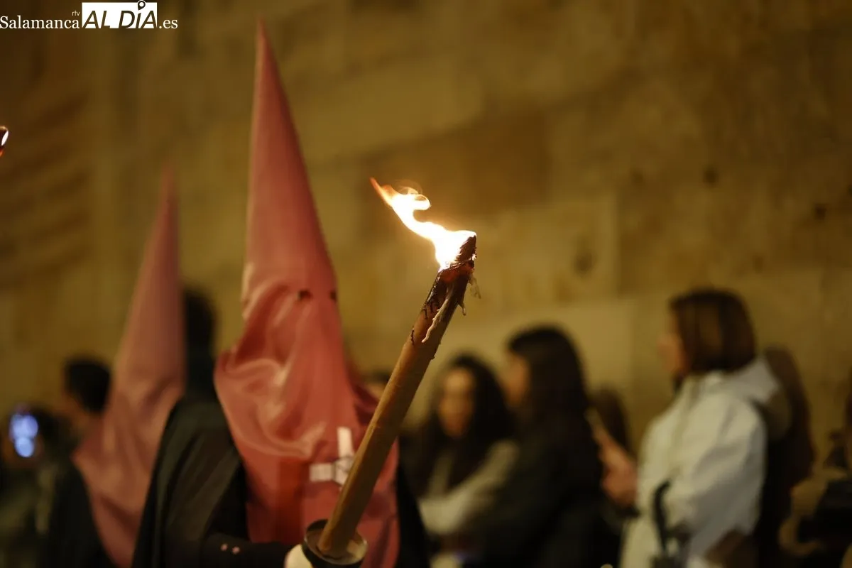 Emoción y sentimiento al paso de Jesús Flagelado y Nuestra Señora de las Lágrimas por el centro de Salamanca | FOTOS: David Sañudo 