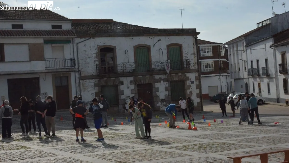 Foto 2 - Los escolares de Lumbrales celebran el 'D&iacute;a de la educaci&oacute;n f&iacute;sica en la calle' con juegos inclusivos y un desayuno saludable