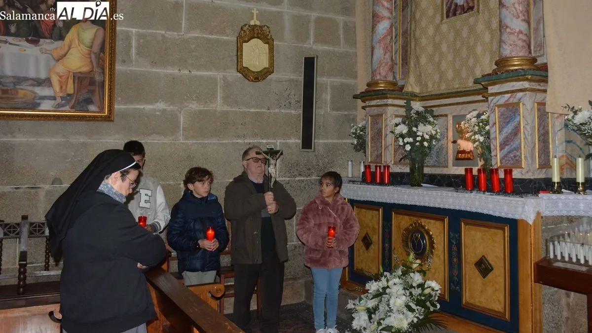 Foto 2 - La lluvia impide la procesi&oacute;n del V&iacute;a Crucis en Lumbrales y la celebraci&oacute;n se realiza en el interior de la iglesia