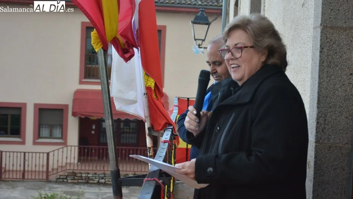 Foto 2 - Olmedo inicia oficialmente las fiestas de San Jorge con el preg&oacute;n de la doctora Charo S&aacute;nchez Gaspar