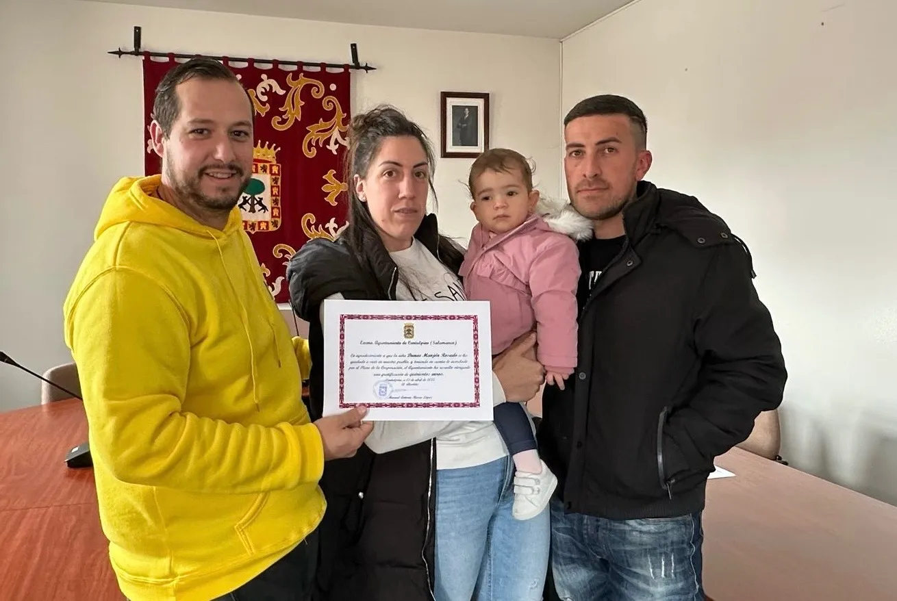 Foto 2 - Cantalpino entrega las ayudas municipales a la natalidad, dotadas con 500 euros