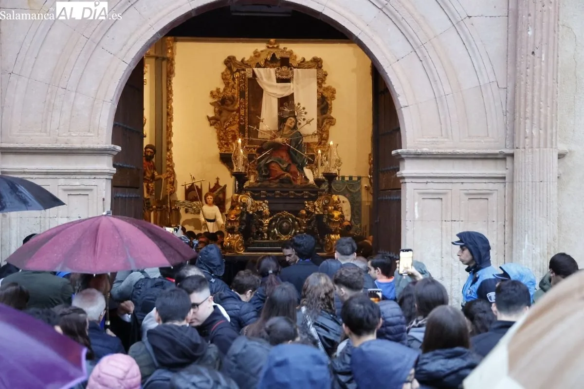 La lluvia impide que la Santísima Virgen de los Dolores salga en procesión por Salamanca | FOTOS: David Sañudo 