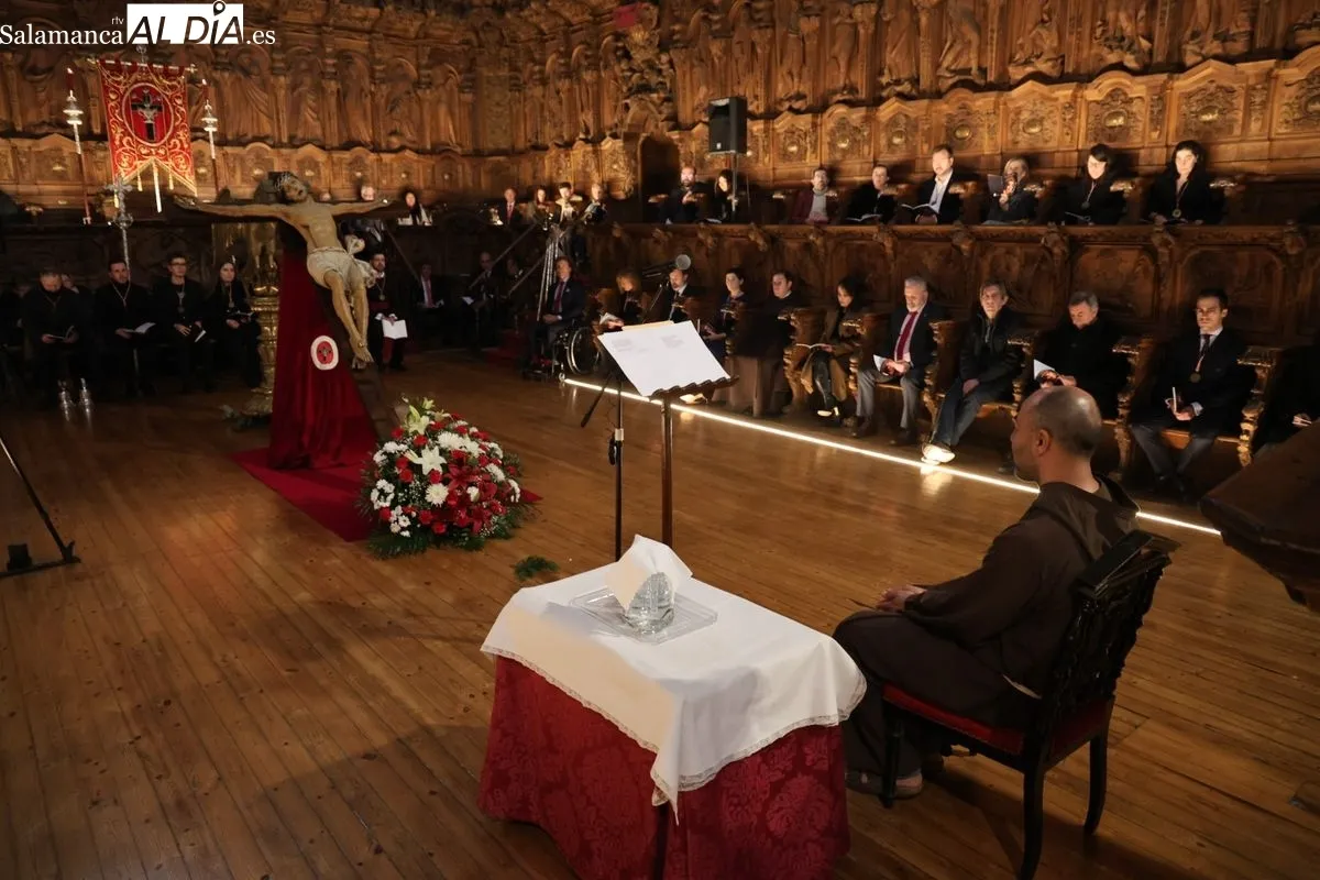 Emotivo acto del Poeta ante la Cruz de la Real Cofradía Penitencial de Cristo Yacente | FOTOS: David Sañudo 