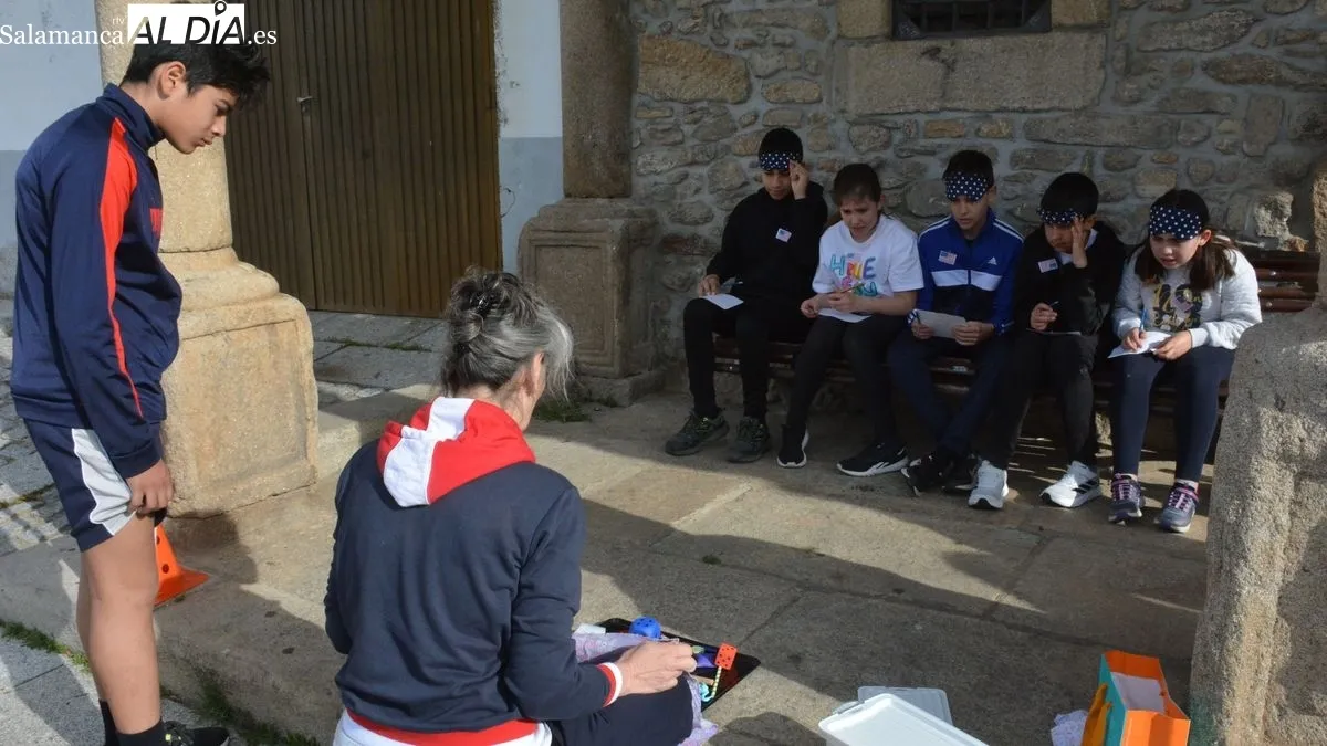 Foto 8 - Los escolares de Lumbrales celebran el 'D&iacute;a de la educaci&oacute;n f&iacute;sica en la calle' con juegos inclusivos y un desayuno saludable