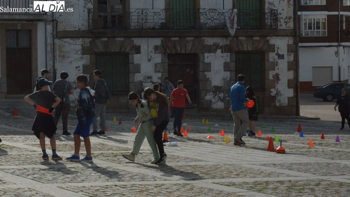 Foto 7 - Los escolares de Lumbrales celebran el 'D&iacute;a de la educaci&oacute;n f&iacute;sica en la calle' con juegos inclusivos y un desayuno saludable