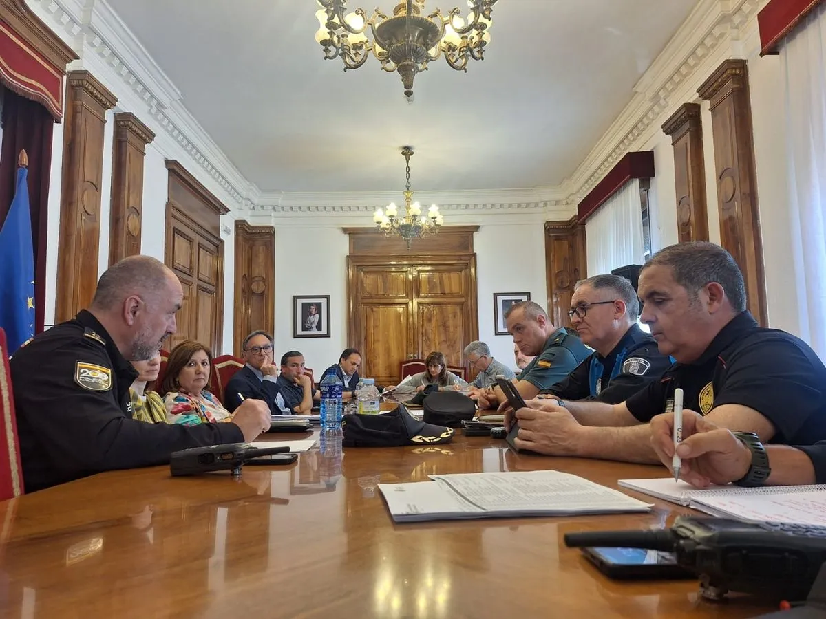 Reunión de coordinación en Subdelegación del Gobierno en Salamanca entre la subdelegada del Gobierno, el delegado territorial de la Junta de CyL y el alcalde de Salamanca, junto a representantes de la Policía Nacional, Guardia Civil y Policía Local 