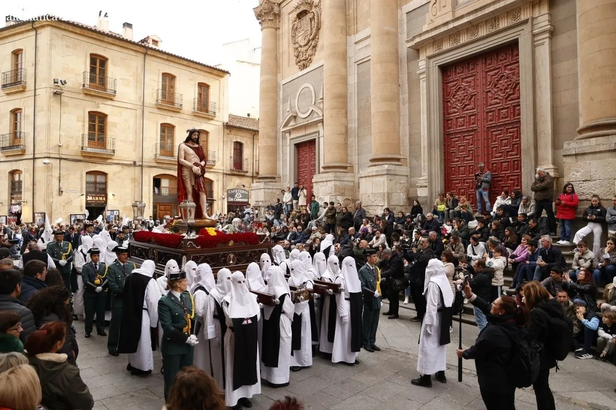 Nuestro Padre Jesús del Vía Crucis procesiona llevando la fe a los hospitalizados de Salamanca | FOTOS: David Sañudo 