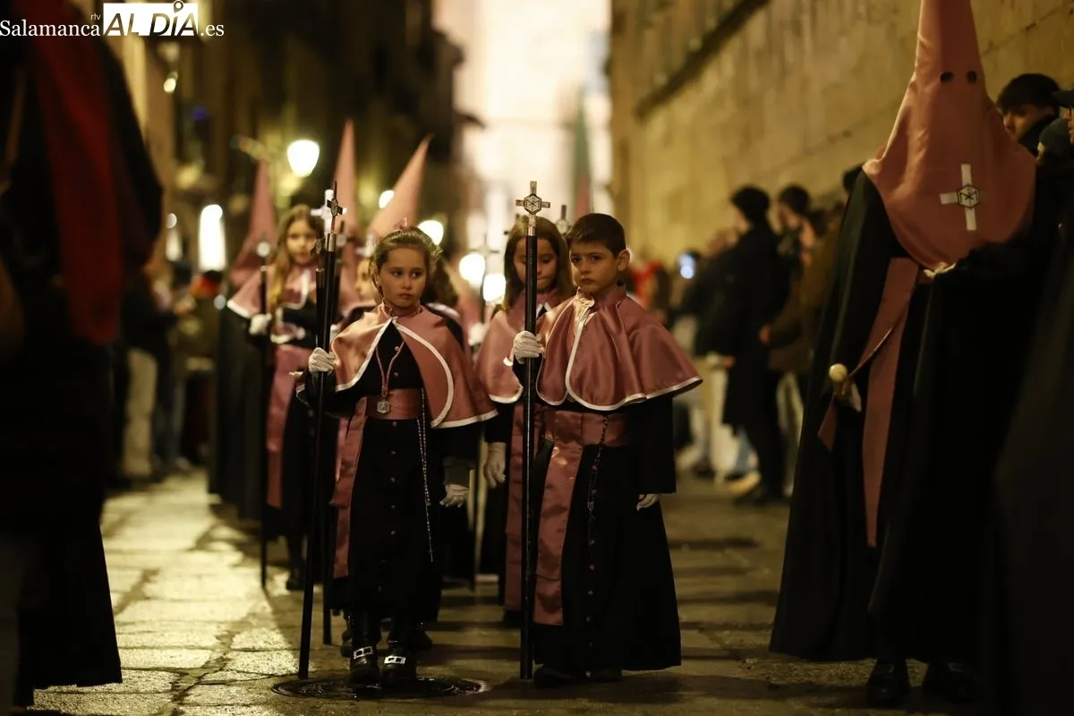 Emoción y sentimiento al paso de Jesús Flagelado y Nuestra Señora de las Lágrimas por el centro de Salamanca | FOTOS: David Sañudo 