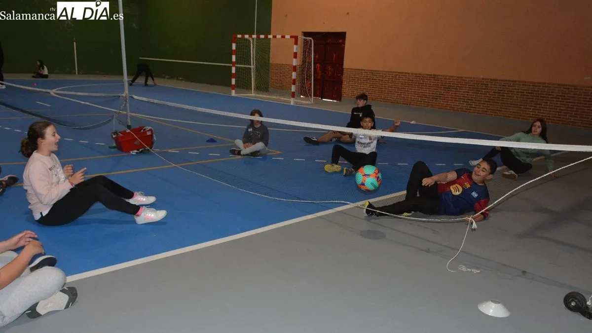 Foto 3 - Los escolares de Lumbrales celebran el 'D&iacute;a de la educaci&oacute;n f&iacute;sica en la calle' con juegos inclusivos y un desayuno saludable