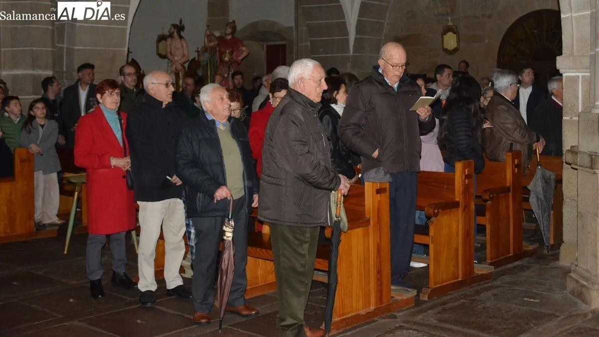 Foto 3 - La lluvia impide la procesi&oacute;n del V&iacute;a Crucis en Lumbrales y la celebraci&oacute;n se realiza en el interior de la iglesia