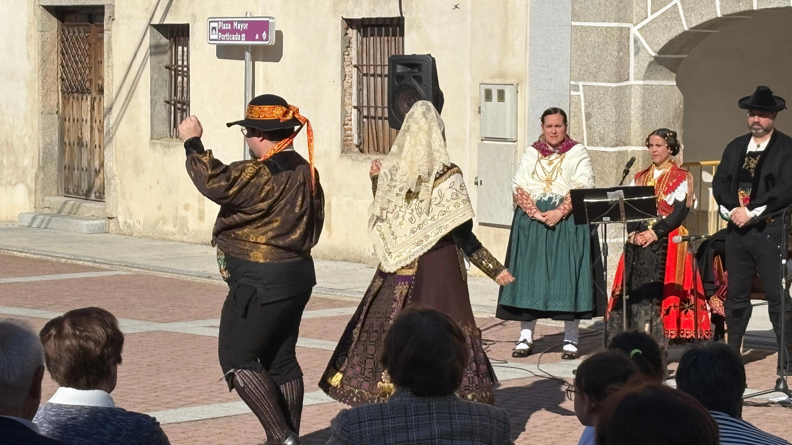 Palmas y disfrute a ritmo de jotas en Santiago de la Puebla